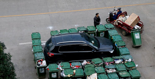 隨意亂停車，大爺搬垃圾桶怒攔私家車 